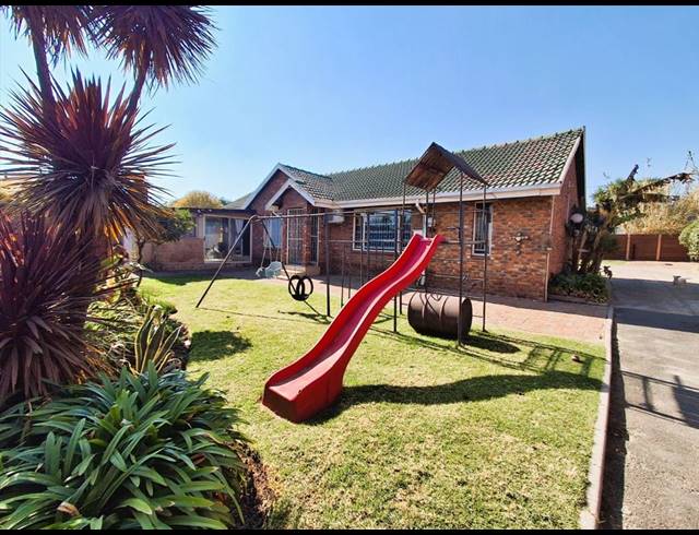 3 BEDROOM FREEHOLD FOR SALE IN KEMPTON PARK EXT 2